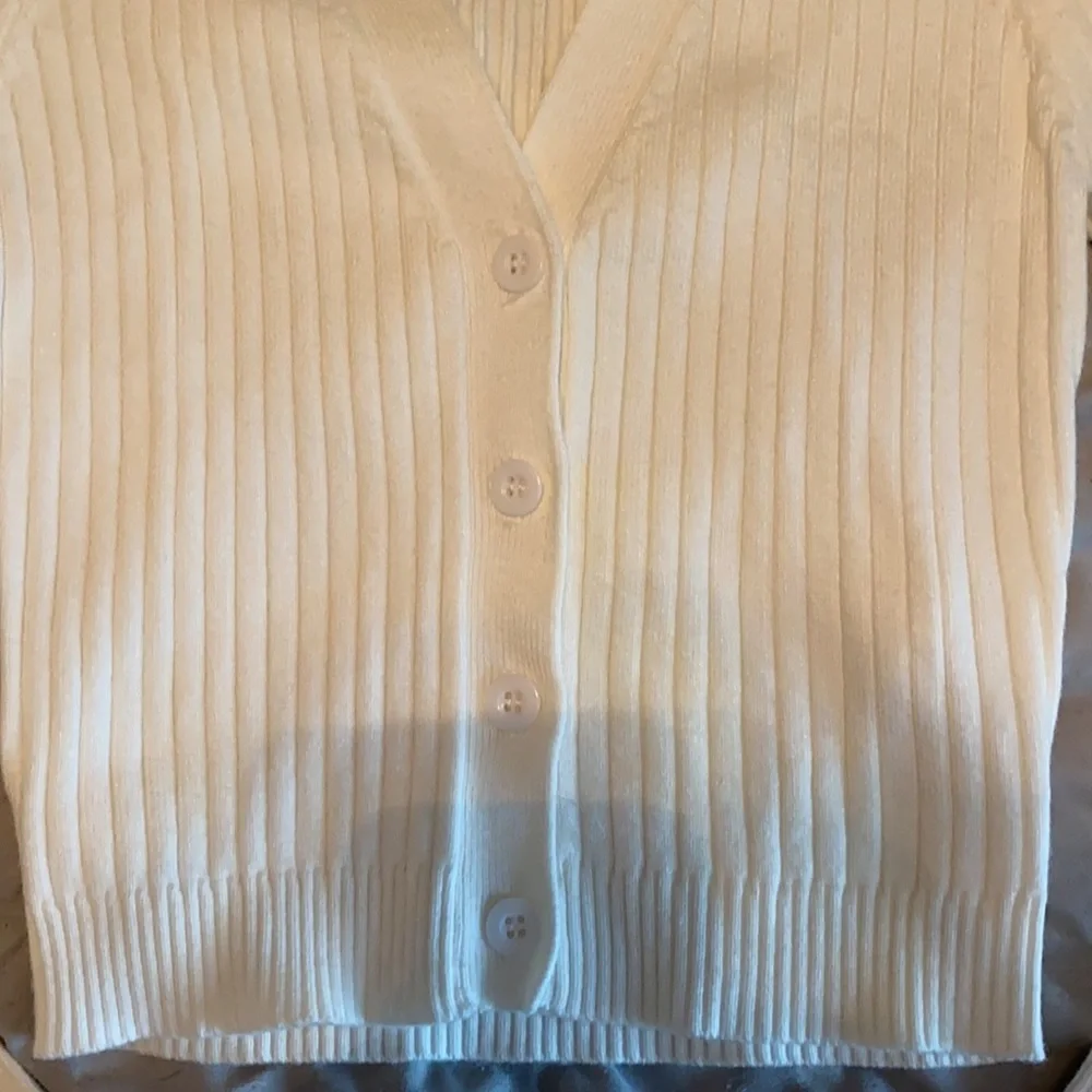 Cropped button down sweater with collar - Picture 3 of 7
